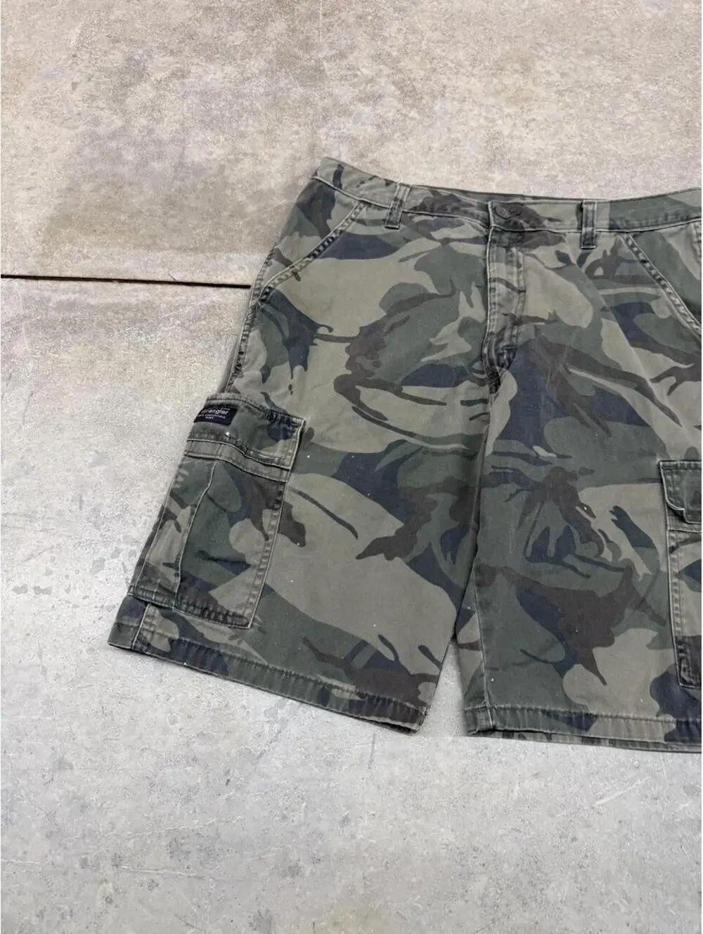 vintage wrangler woodland camo relaxed baggy fit cargo shorts size 32